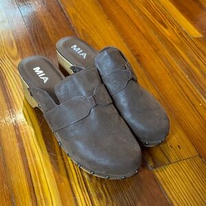 MIA “Daisy” Brown Studded Vegan Leather Clogs size 10